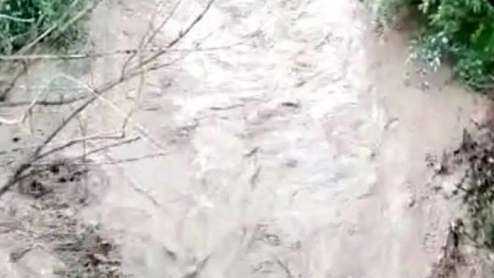 Sağanak yağış Yeşilhisar'da su taşkınına neden oldu