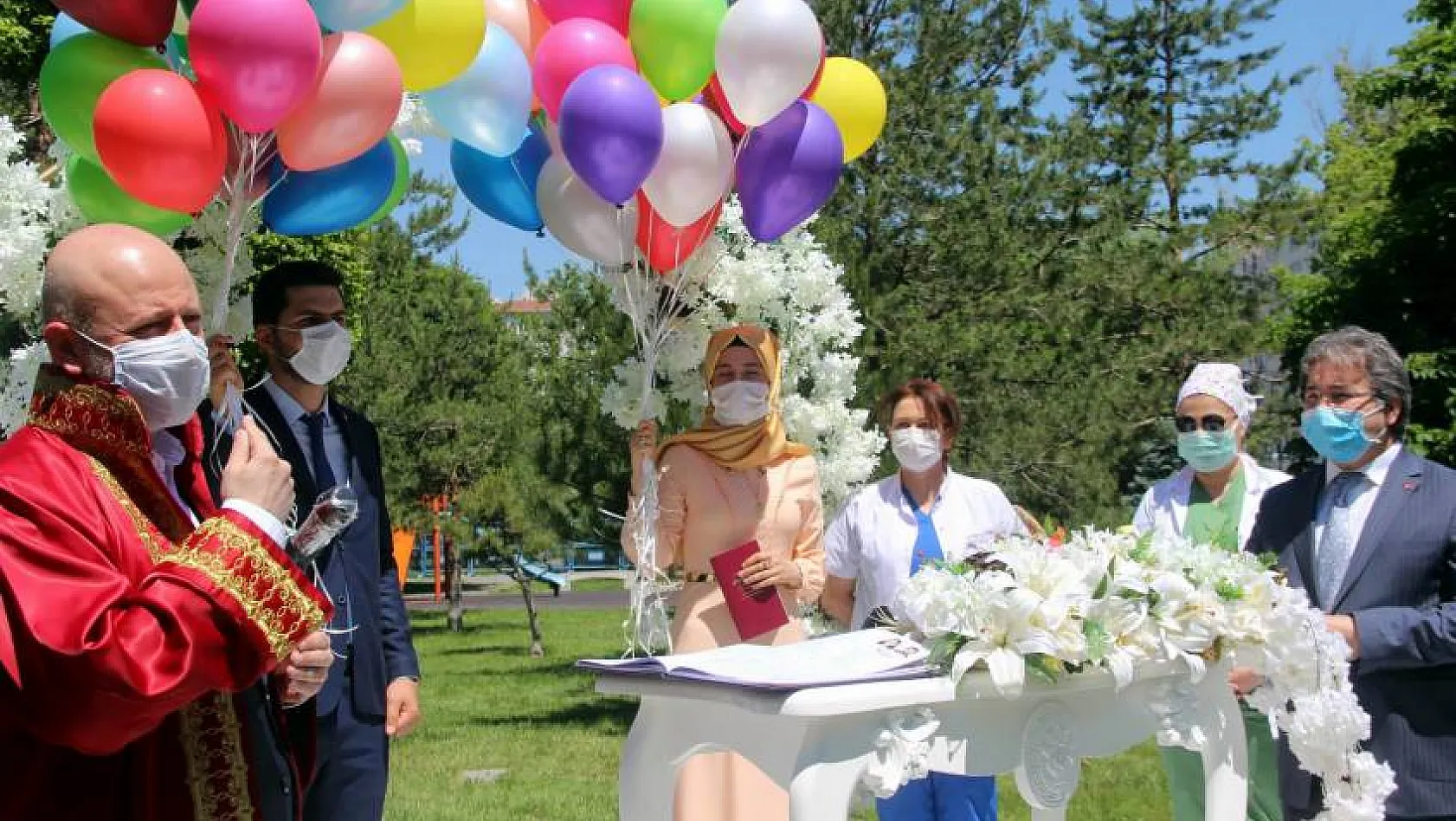 Sağlık çalışanı çiftin nikahı maske ve sosyal mesafe kurallarına uyularak kıyıldı