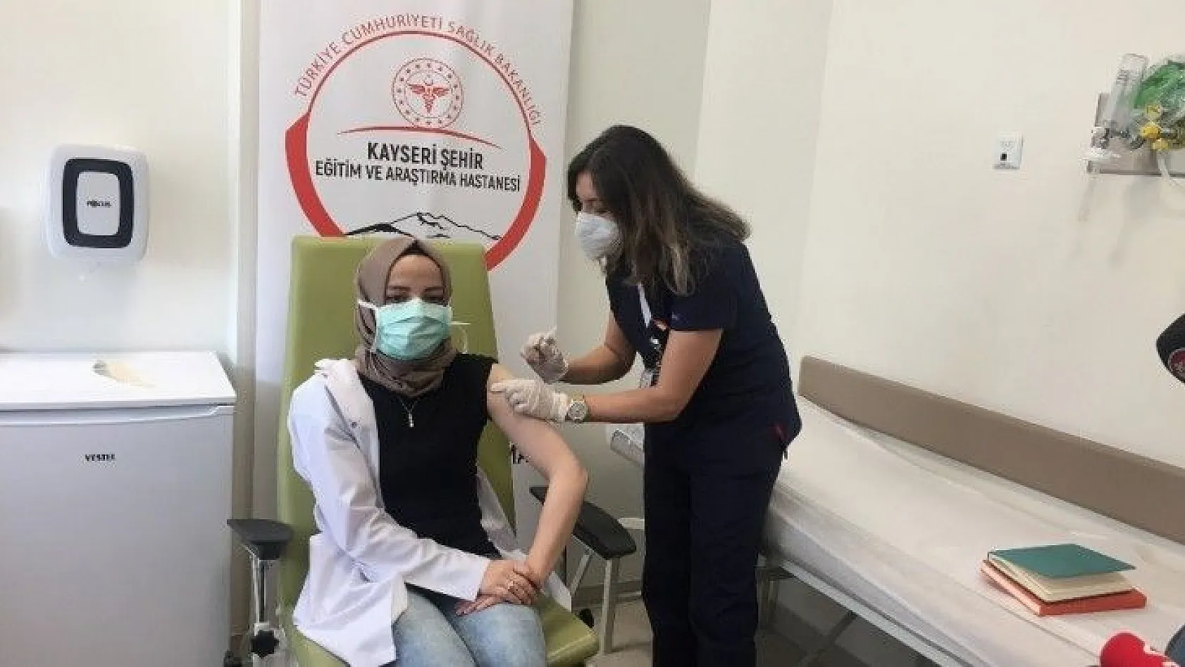 Sağlık çalışanlarına Kayseri'de de Covid-19 aşıları vurulmaya başlandı