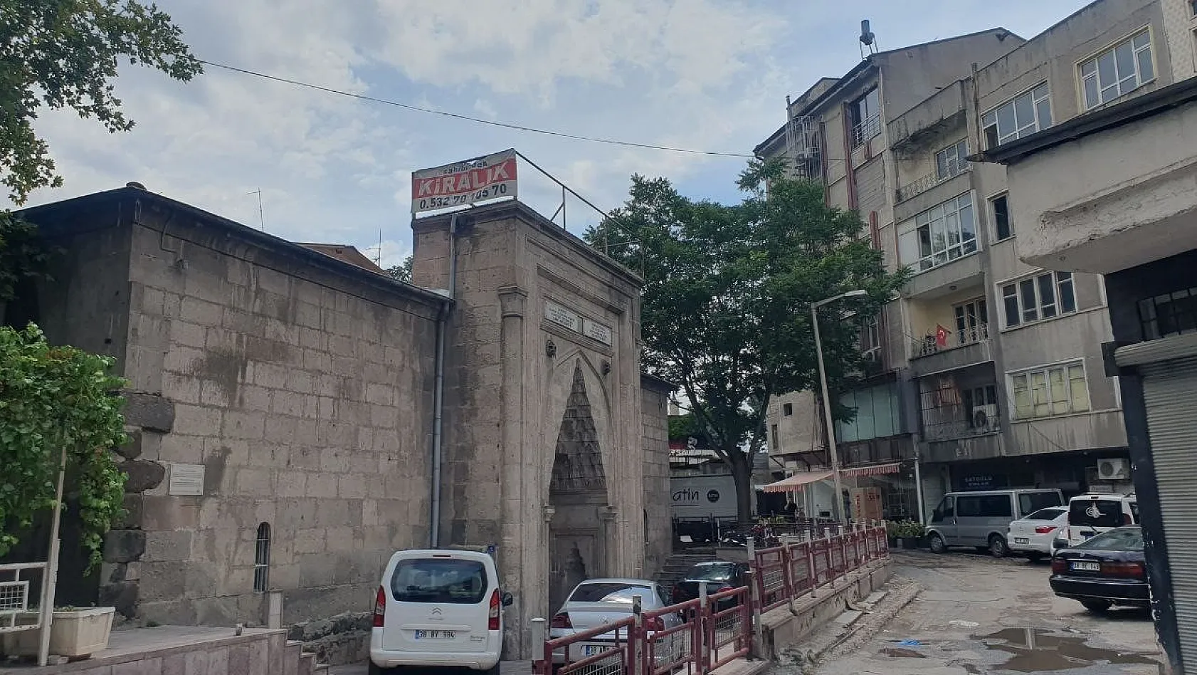 Kayseri'nin merkezindeki yarım asırlık medrese kiraya veriliyor
