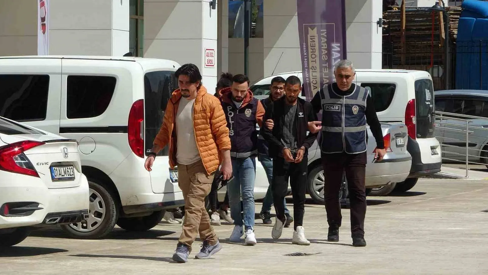 Kozan'da bıçaklı kavga: Eski eş ve kardeşleri saldırıya karıştı