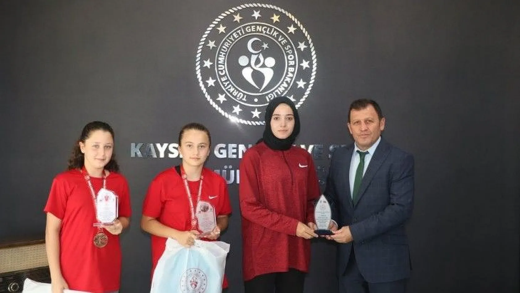 Şampiyon sporculardan Kabakcı'ya ziyaret