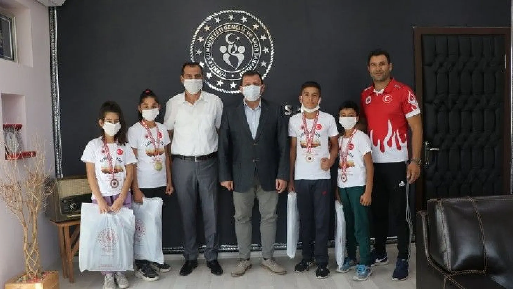 Şampiyon Muaythai sporcularından Kabakcı'ya ziyaret