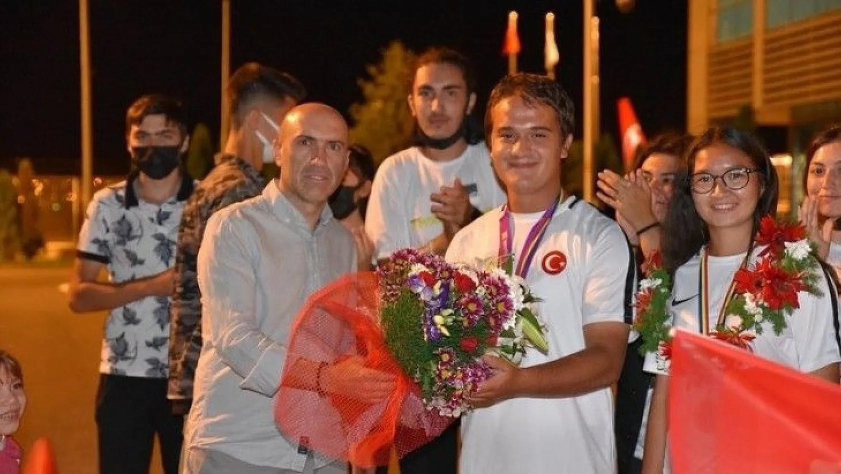 Şampiyonlar Kayseri'ye döndü