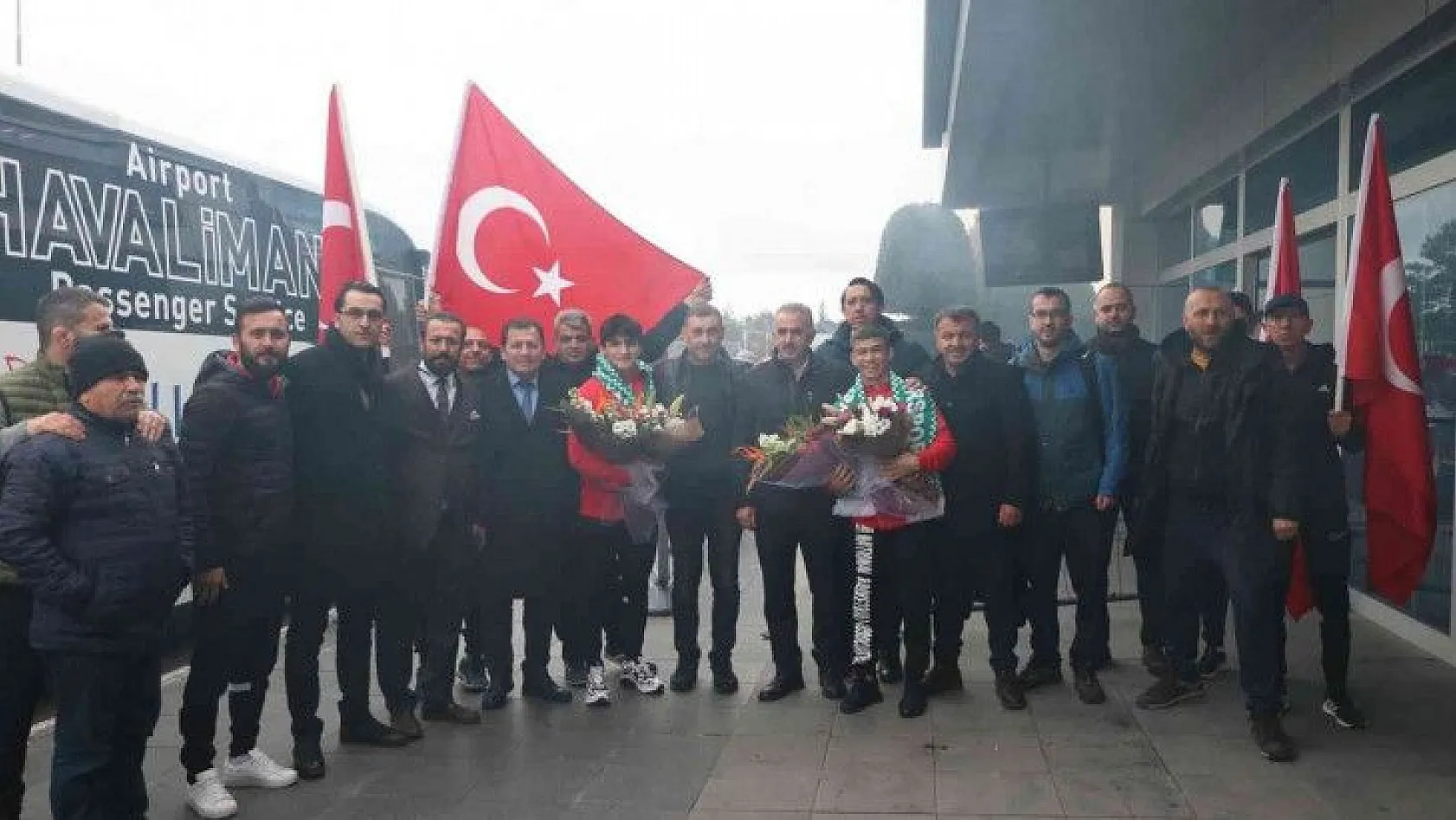 Şampiyonlar, Kayseri'de çiçeklerle karşılandı
