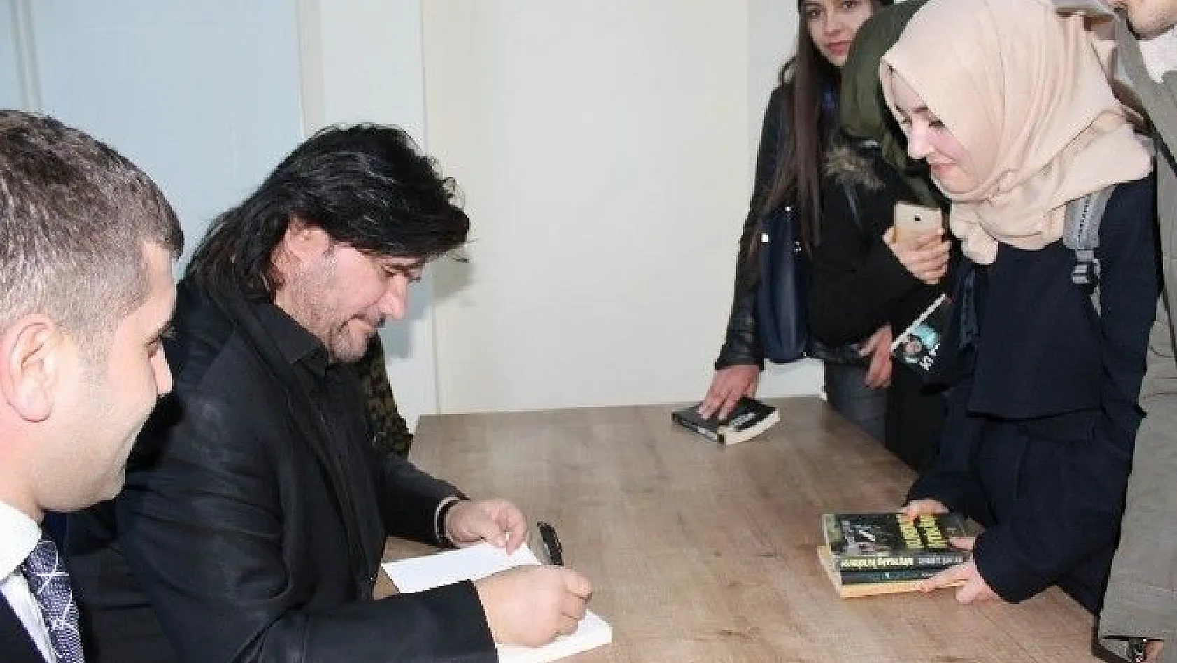 Sanatçı-Yazar Ahmet Şafak imza gününde okurları ile buluştu