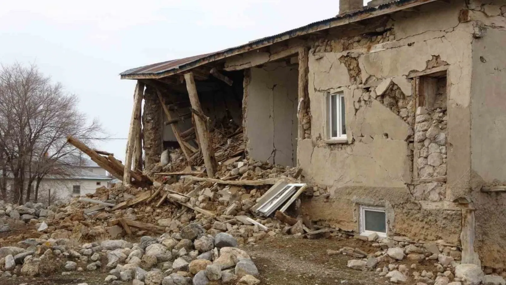 Sarız'da hasar tablosu gün geçtikçe ortaya çıkıyor