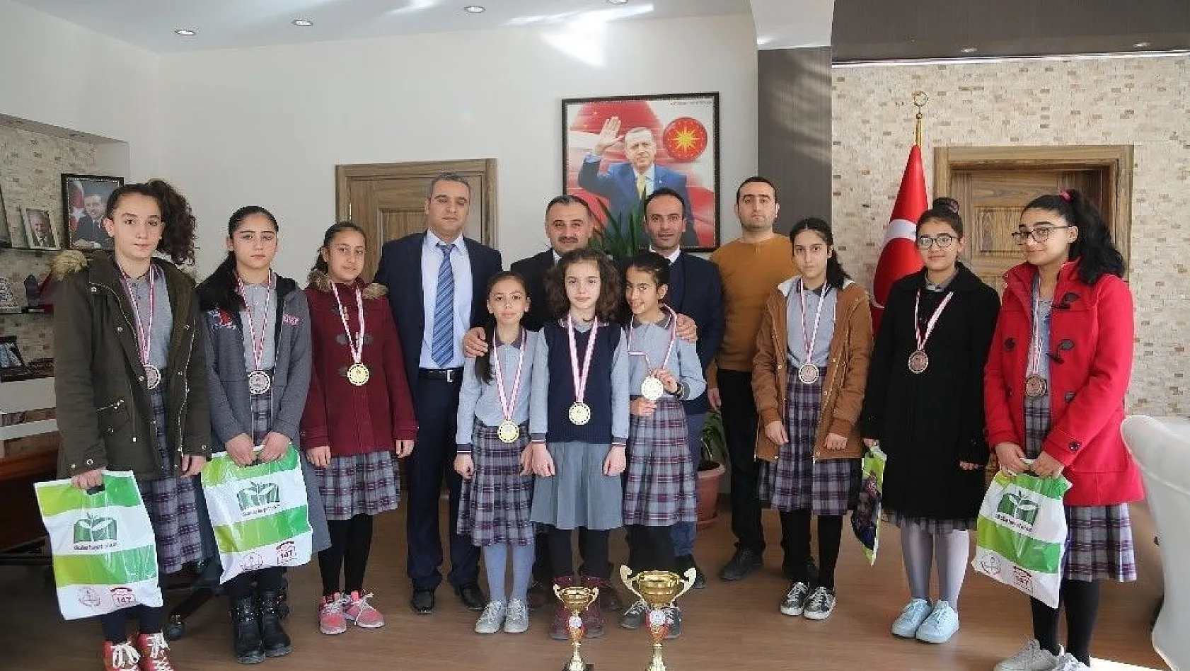 Satranç Şampiyonlarından Başkan Cabbar'a ziyaret