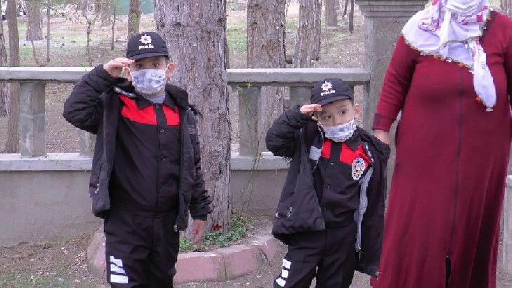 Şehidin çocukları 'Polis Günü'nde babalarını polis üniforması ile ziyaret etti