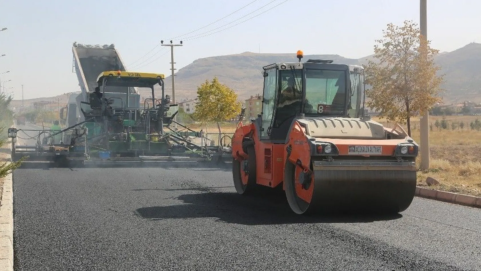 Şehit Ömer Mavi Caddesi'nde sıcak asfalt çalışmaları başladı