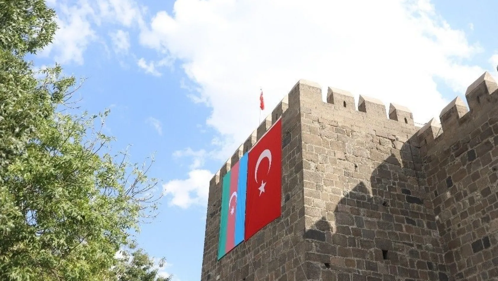 Şehrin dört bir tarafı Azerbaycan'a destek mesajları ve bayraklar ile donatıldı