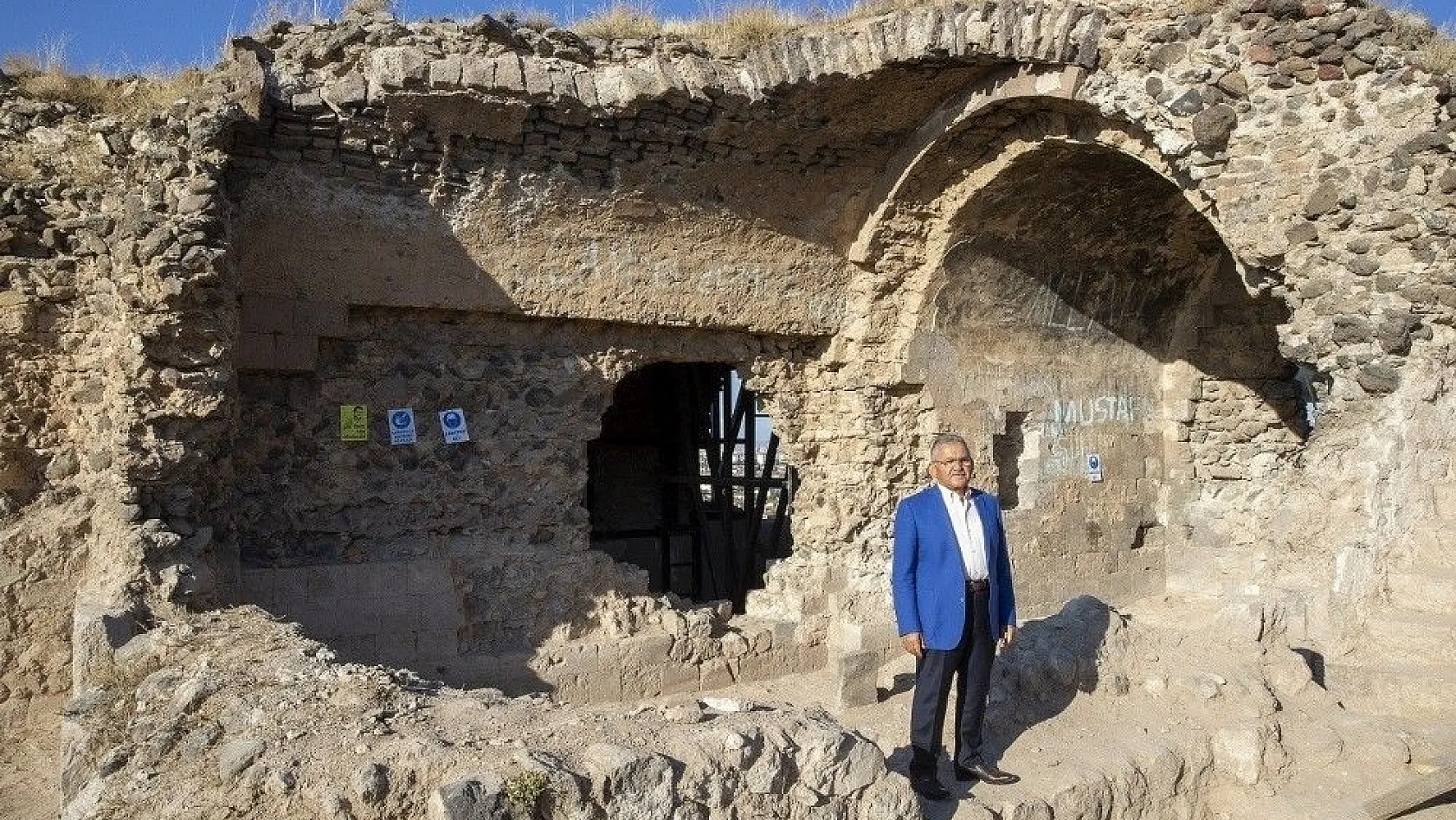 Selçuklu Dönemi anıt eserlerinden 800 yıllık Kızıl Köşk'te çalışma başlatıldı