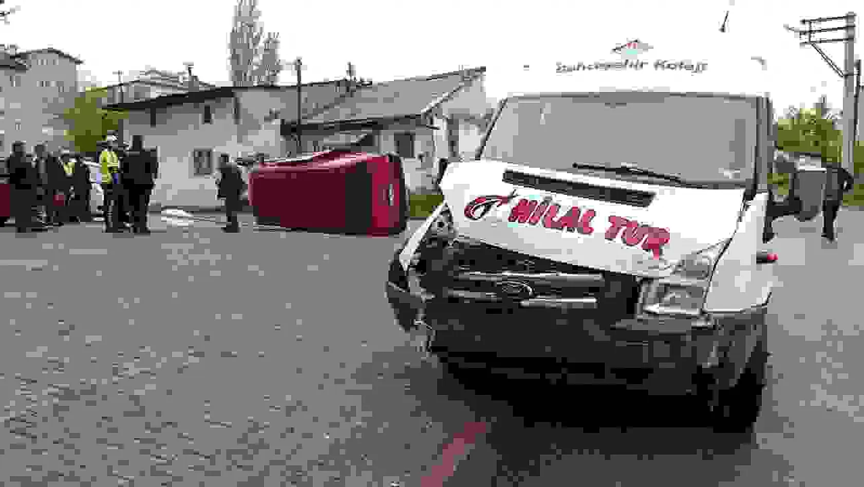 Servis aracı minibüse çarptı: 5 yaralı