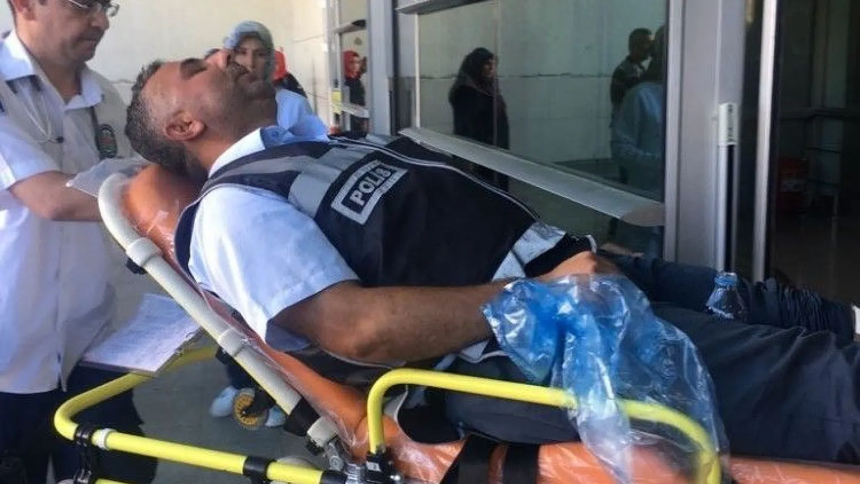 Seyyar satıcılar, polis ve zabıtaya saldırdı:3 yaralı