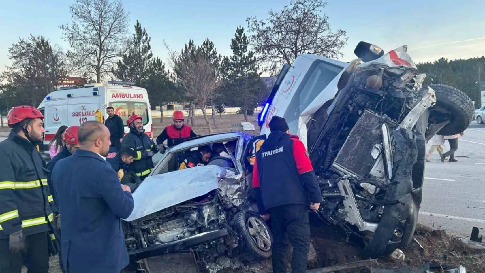Sivas'ta ambulans ile otomobil çarpıştı: 3 kişi yaralandı