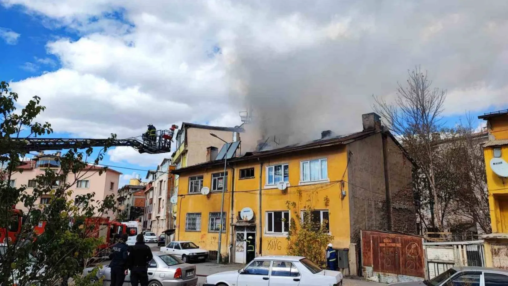 Sivas'ta binanın çatısında çıkan yangın paniğe neden oldu