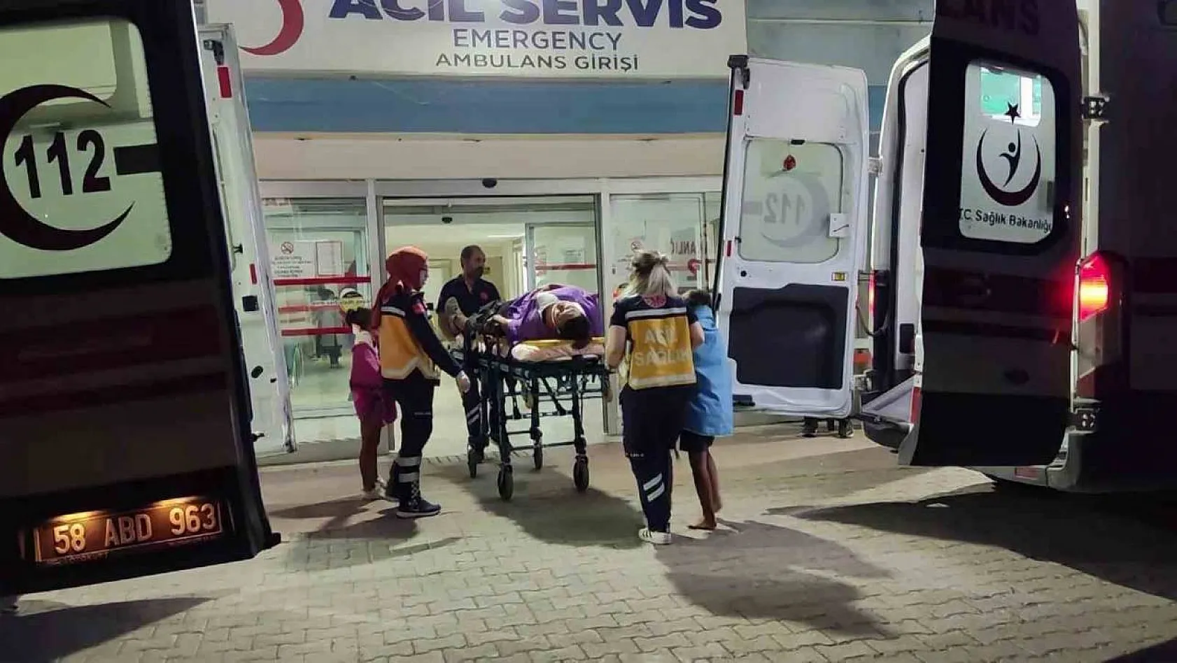 Sivas'ta iki otomobil çarpıştı: 2'si çocuk 7 yaralı