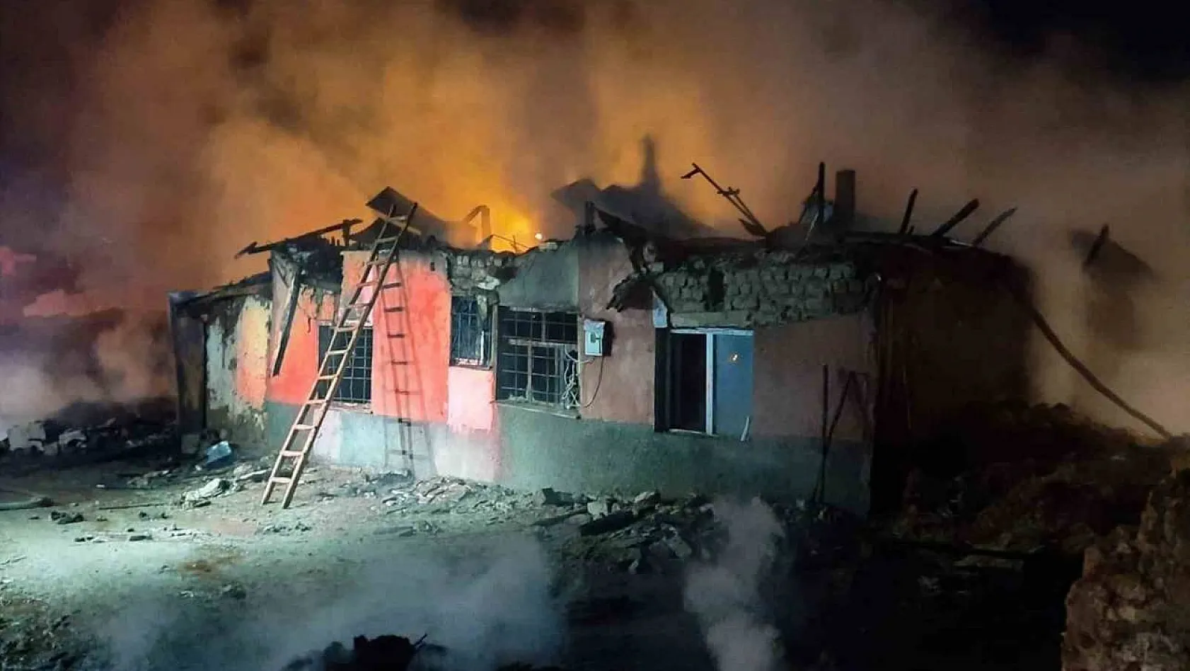 Sivas'ta korkutan yangında bir ev tamamen yandı