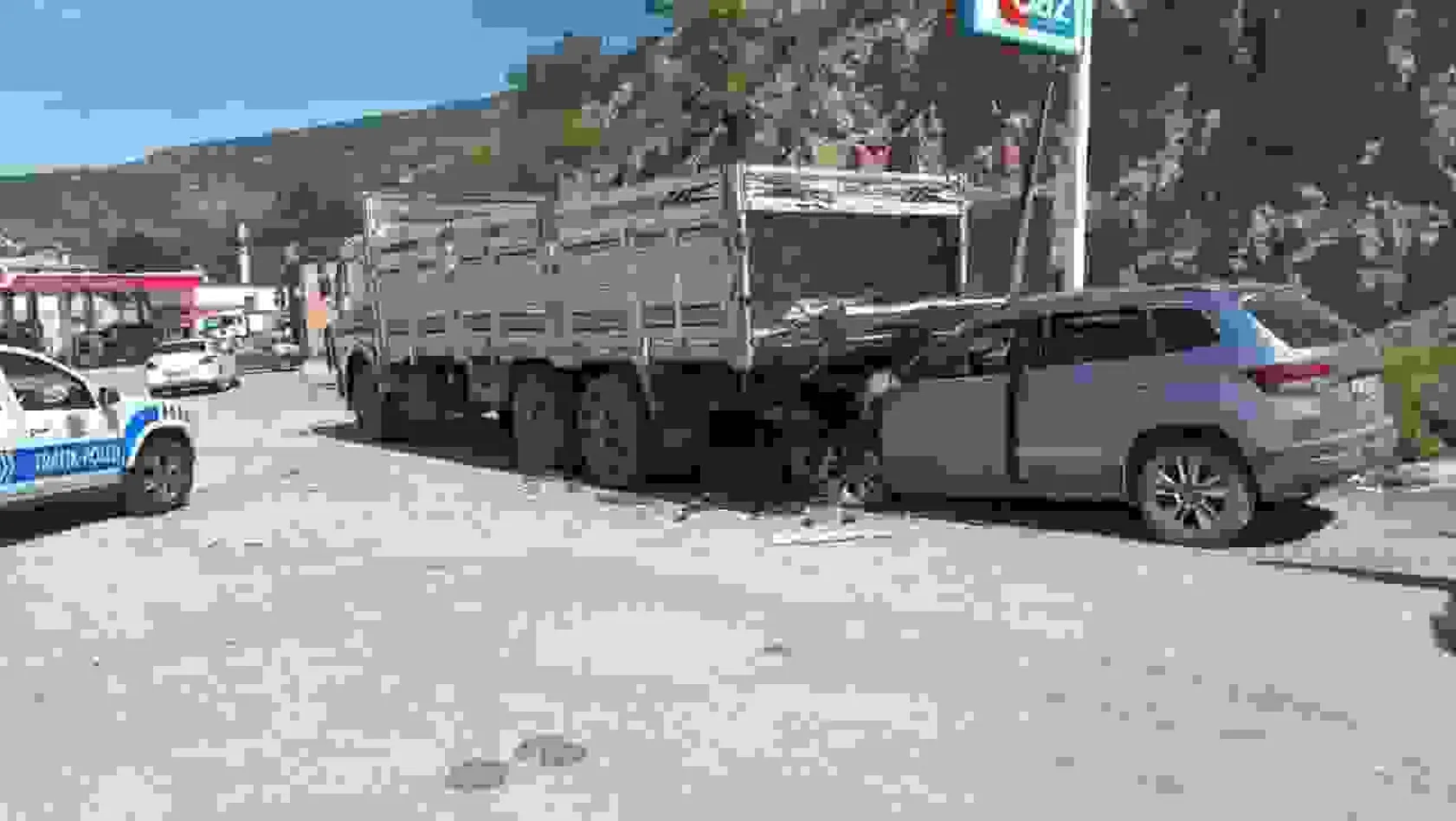 Sivas'ta otomobil kamyonun altına girdi: 1'i çocuk 5 yaralı