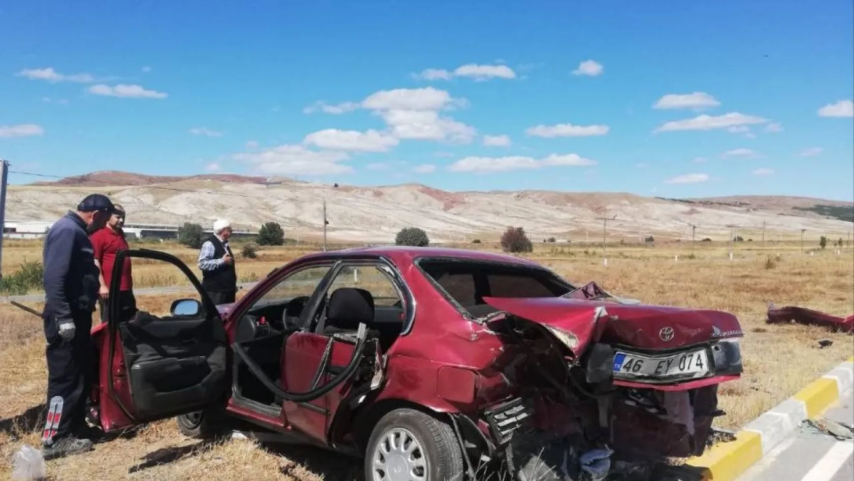 Sivas'ta otomobiller kavşakta çarpıştı: 4 yaralı