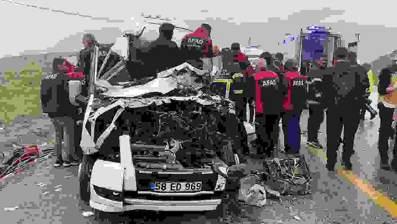 Sivas'ta servis aracı ile tır çarpıştı: 4 ölü, 1'i ağır 3 yaralı