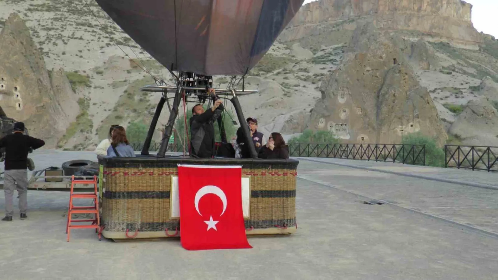 Türk bayrağı ile havalandı...