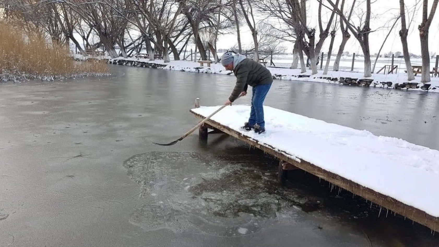 Soğuk havada Sultan Sazlığı'ndaki göl buz tuttu