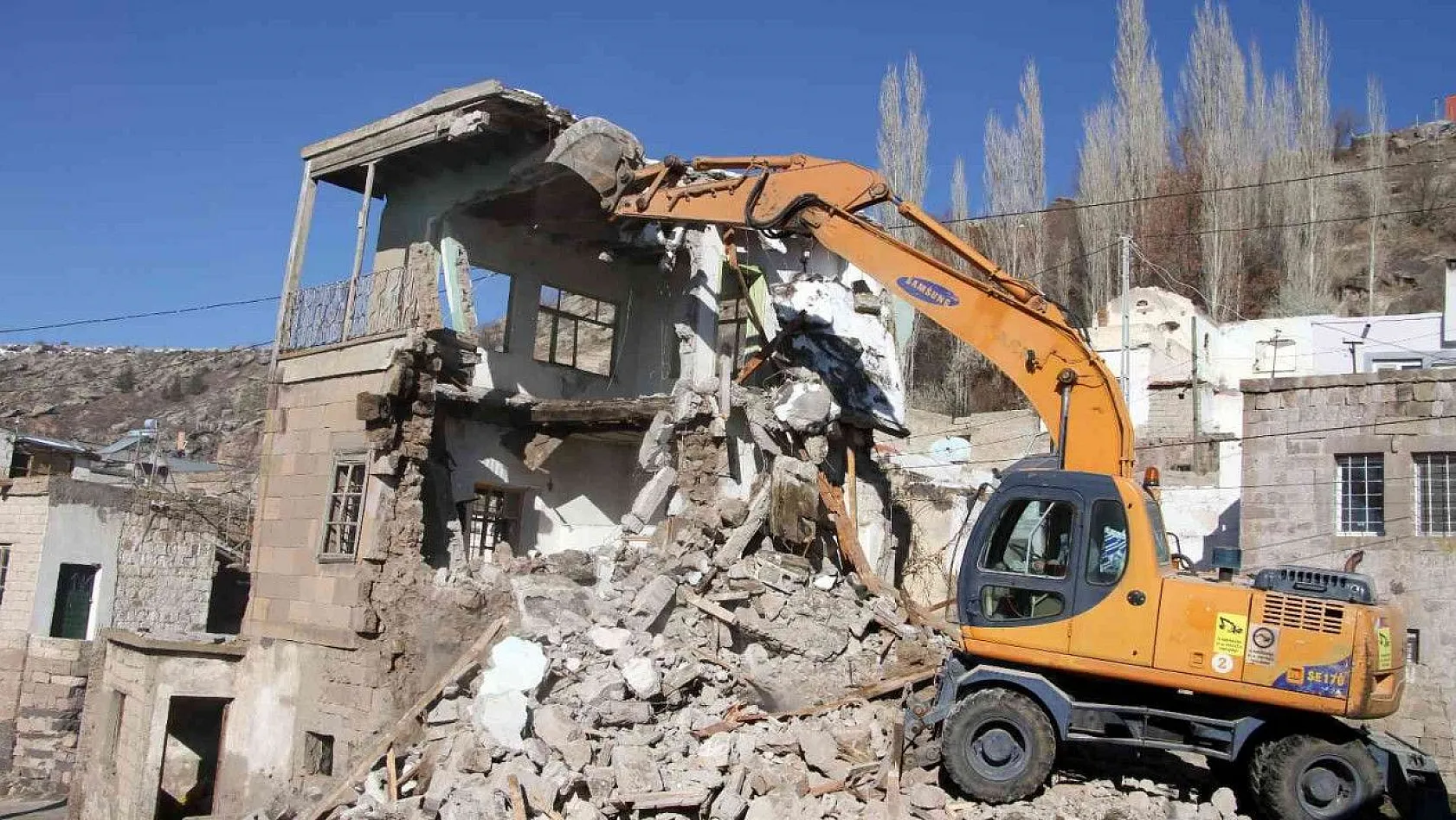 Talas kırsalında metruk binalar yıkılıyor