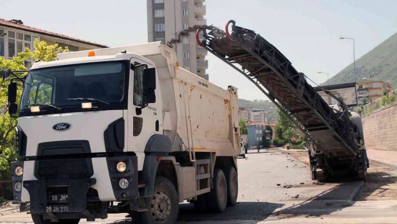 Talas'ta asfalt yenileniyor, sökülenler altyapı oluyor