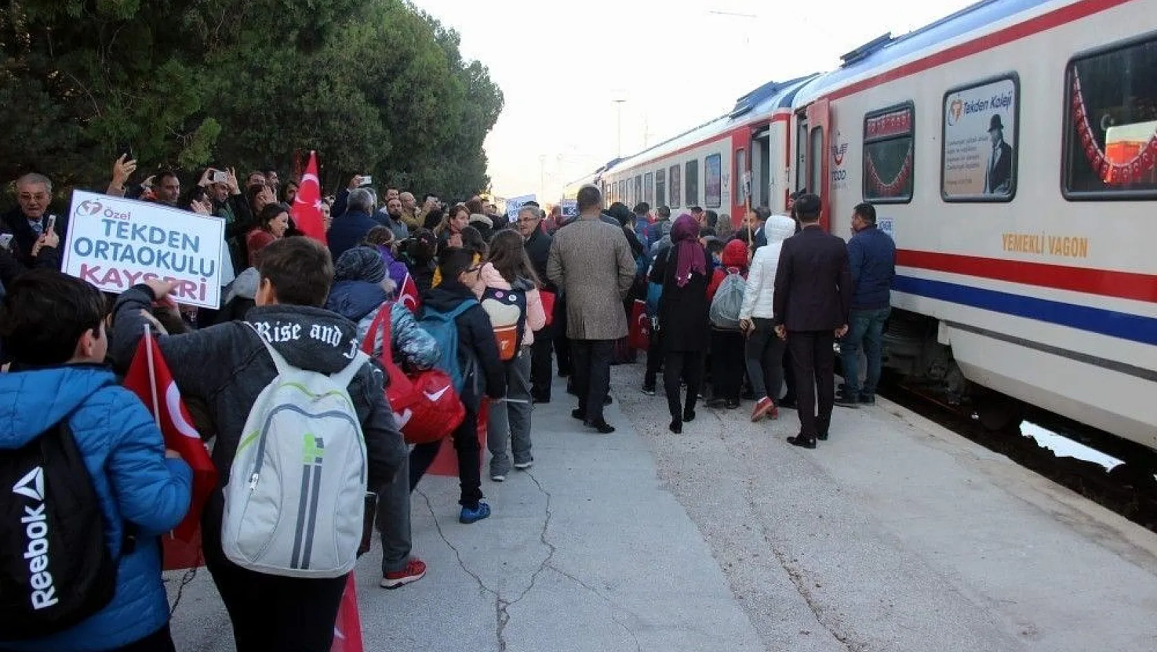 Tekden Cumhuriyet Treni Sivas'a doğru yola çıktı