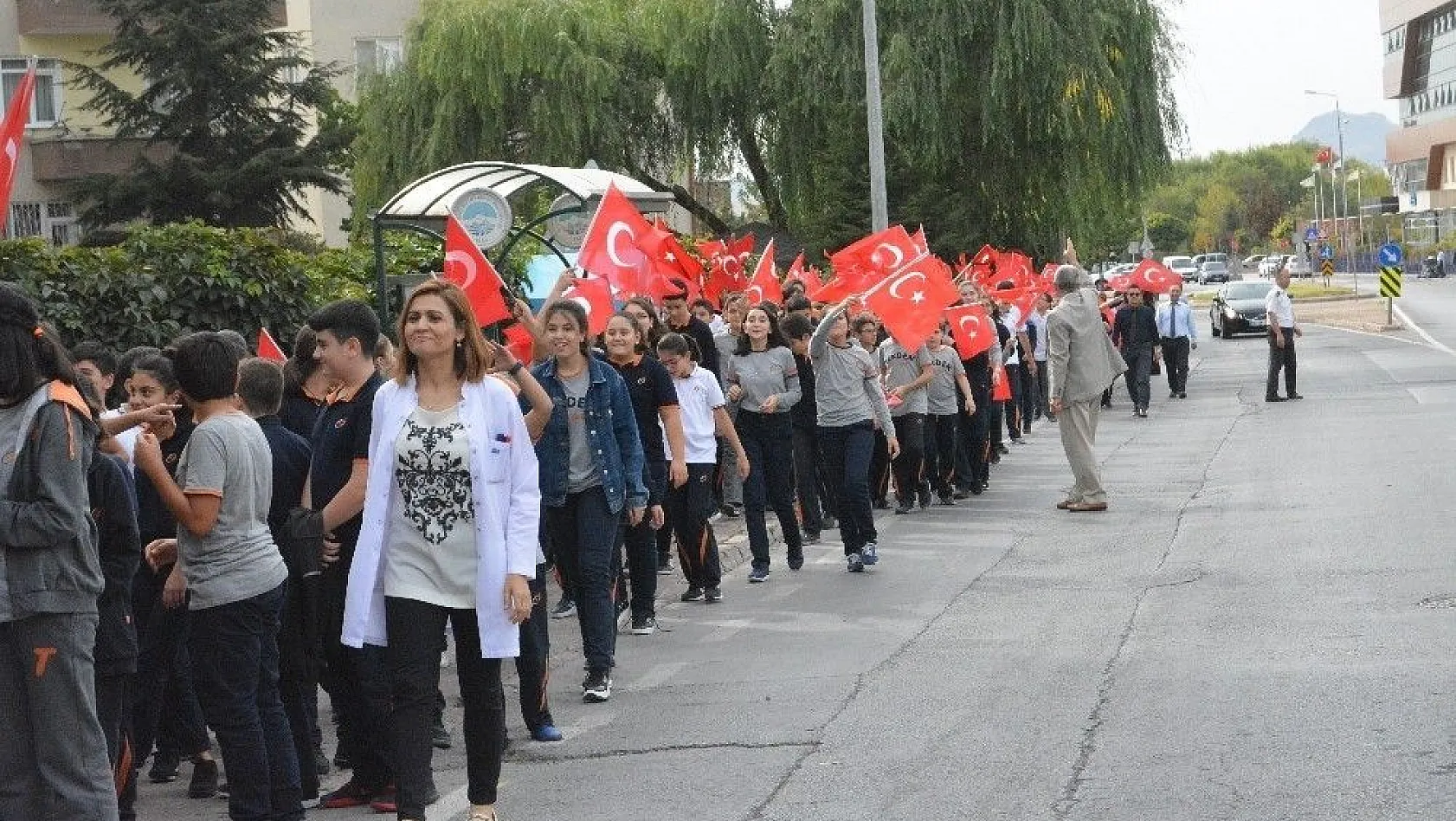 Tekden Koleji Öğrencilerinden Mehmetçiğe Komando Marşlı Destek
