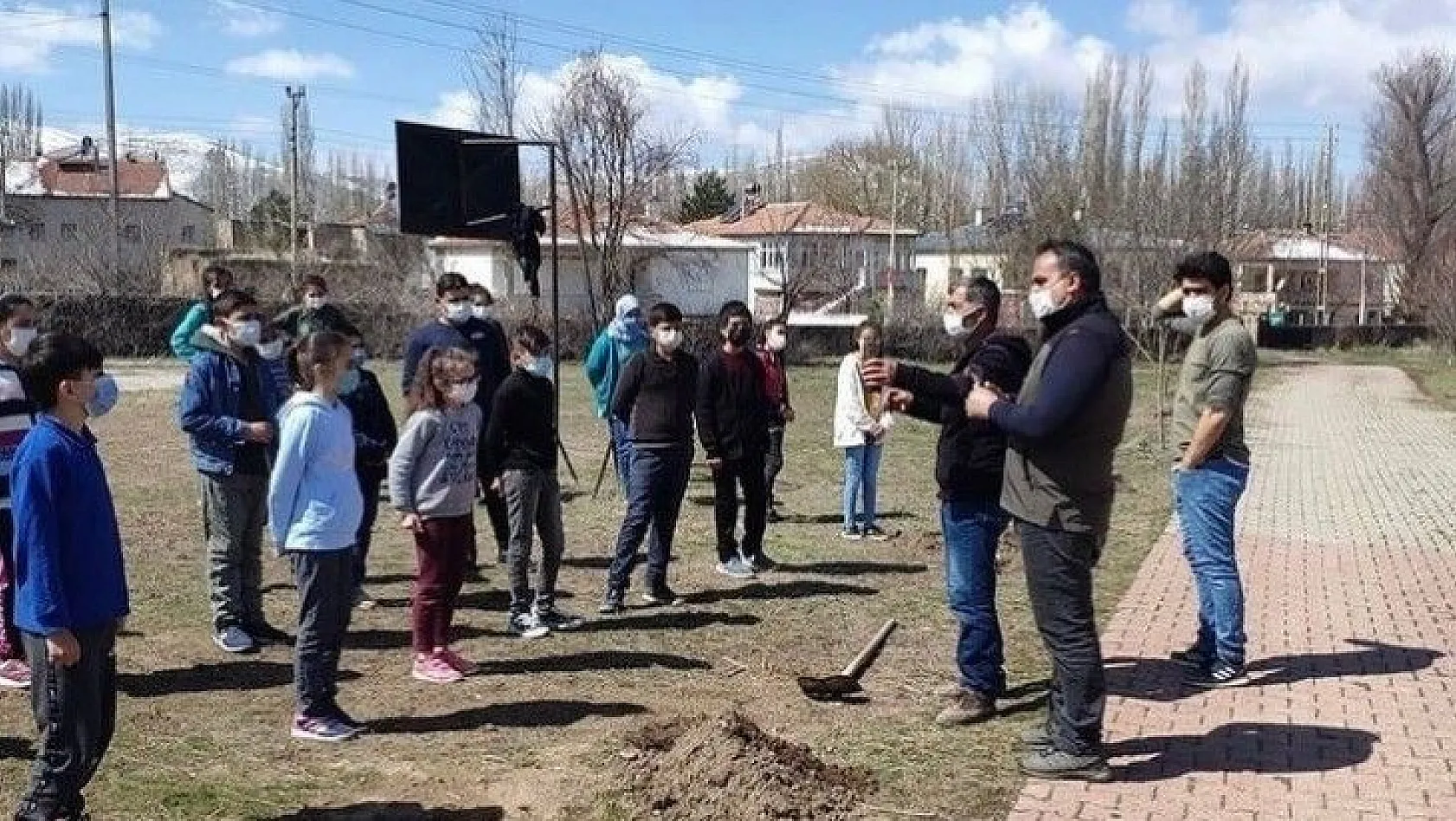 Tomarza'da öğrenciler ve öğretmenler okul bahçelerine ağaç dikti