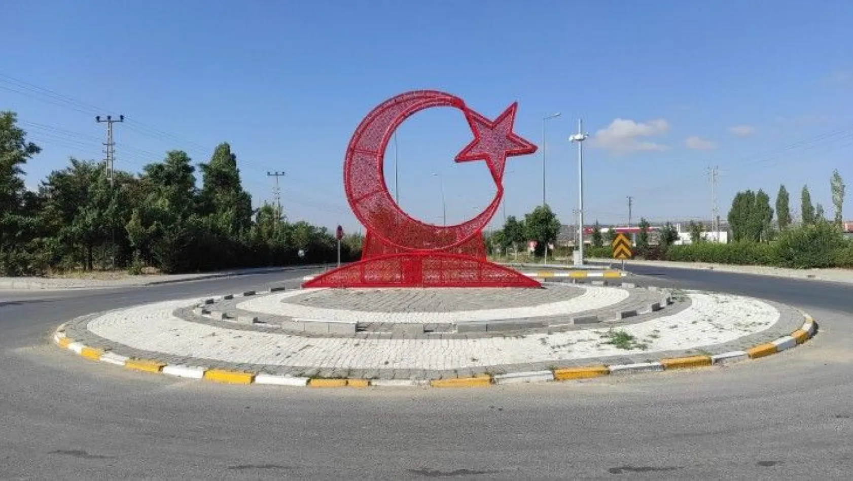 Tomarza girişine ışıklı dev Türk Bayrağı yerleştirildi