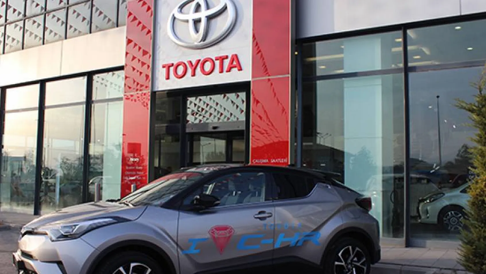 Toyota Aksoy'da Nisan kampanyası İle ayaklarınız yerden kesilecek