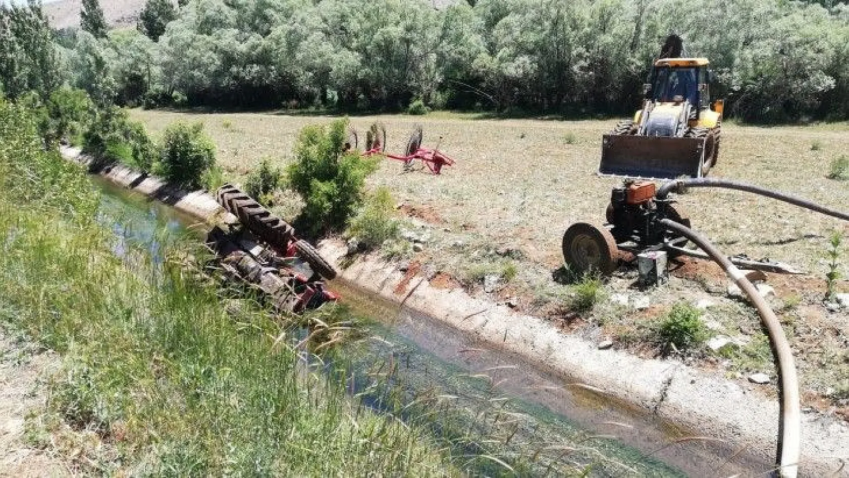 Traktör sulama kanalına yuvarlandı: 1 ölü, 2 yaralı