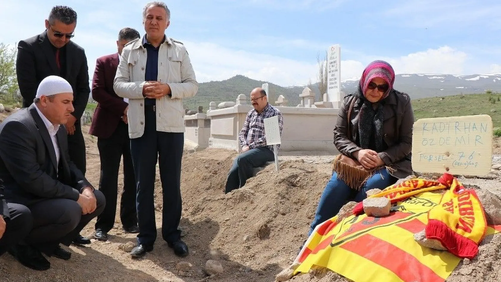 TÜM-İŞ Genel Başkanı Şahin, iş kazasında hayatını kaybeden gencin mezarını ziyaret etti