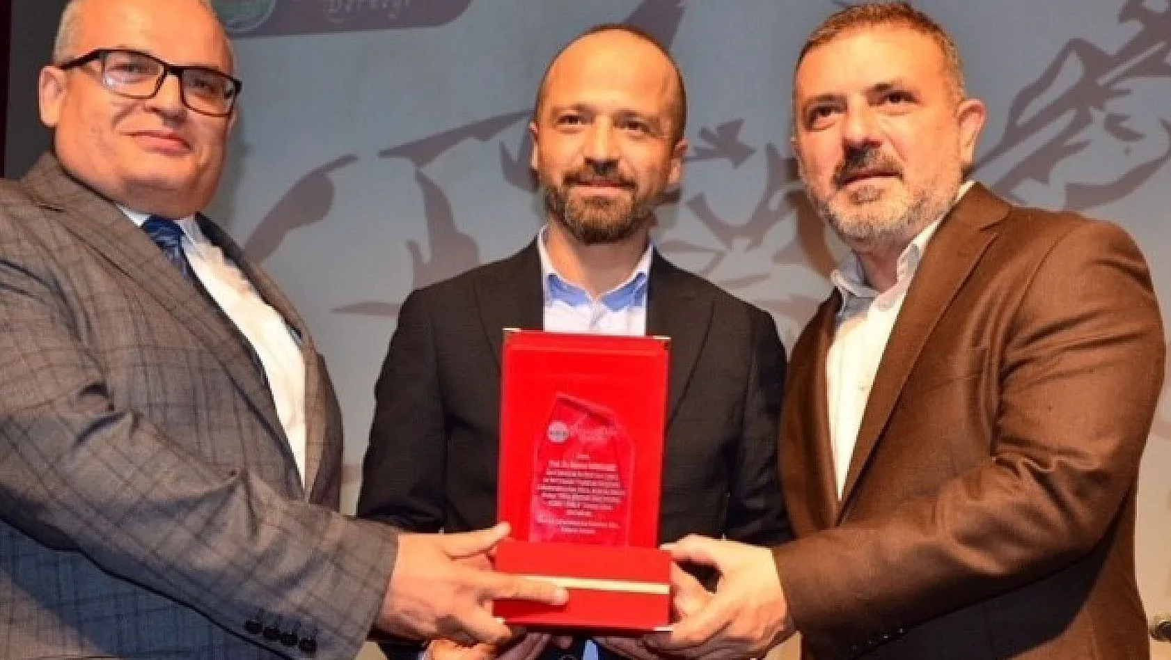 Türk Dünyası Aşık Edebiyatı'na Hizmet Ödülü Prof. Dr. Durbilmez'e
