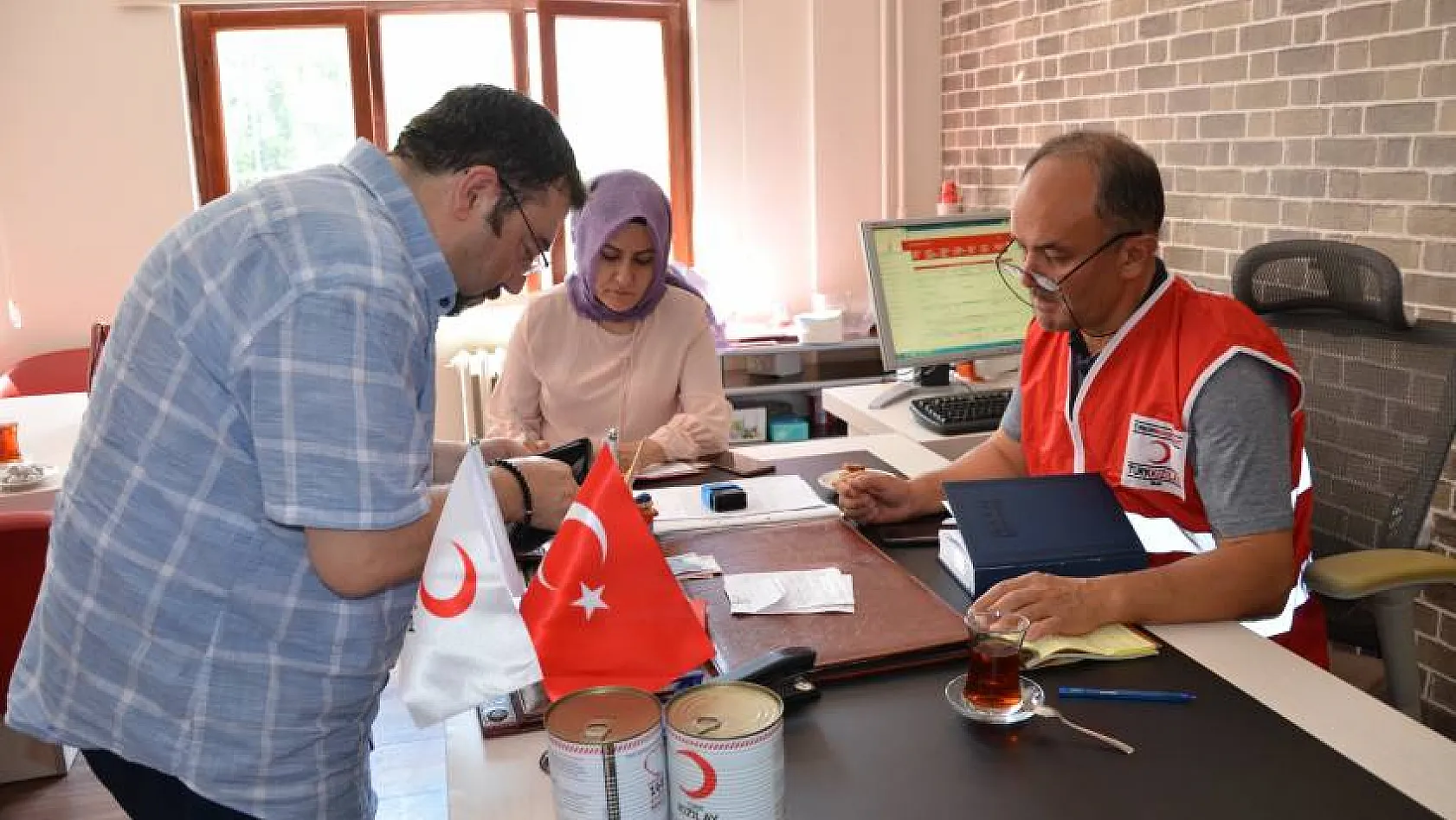 Türk Kızılayı hayırseverler ile ihtiyaç sahiplerini buluşturmaya devam ediyor