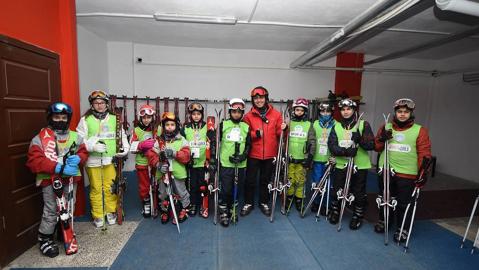 Türkiye'nin en büyük kayak okulu Spor AŞ'de