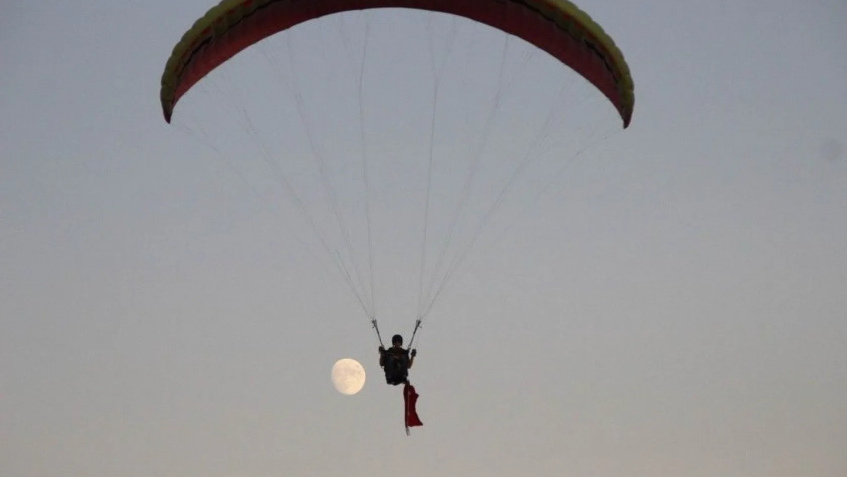 Türkiye'nin en genç yamaç paraşüt pilotu Zafer Bayramı'nda gökyüzünde Türk bayrağı açtı