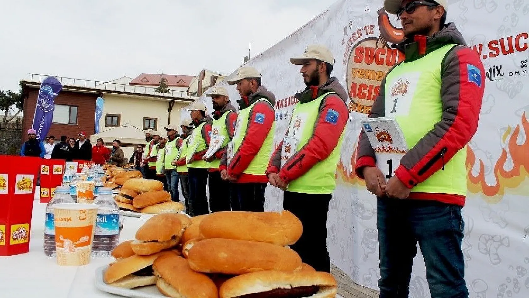 Türkiye'nin ilk ve tek Sucuk Ekmek Yeme Yarışması 'Sucukla Patla' üçüncü kez yine Erciyes'te