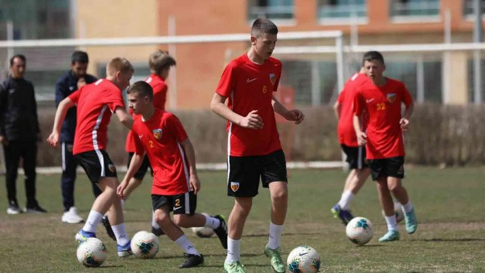 Ukrayna'dan gelen 12 altyapı futbolcusu Kayserispor tesislerinde antrenmana çıktı