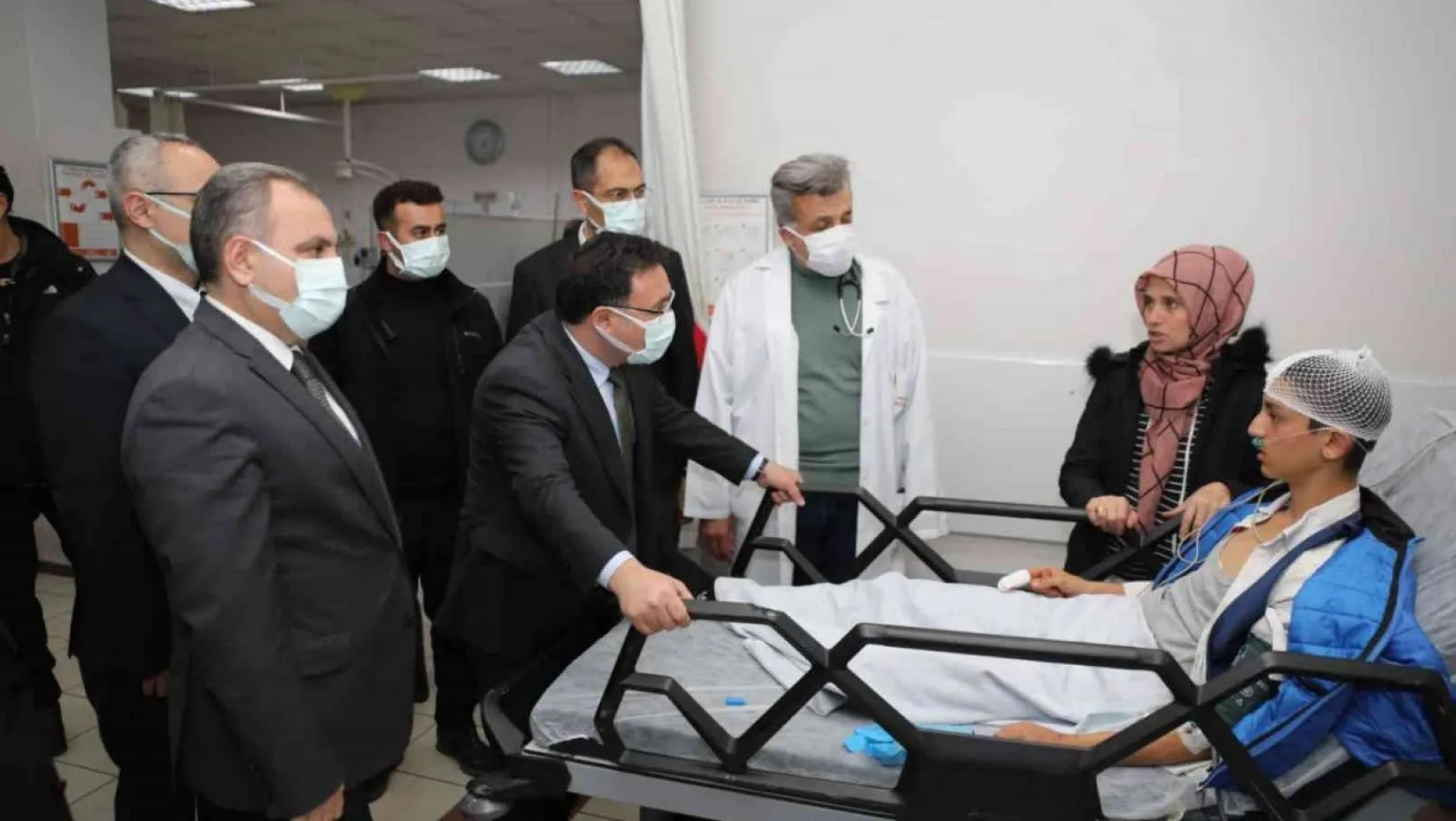 Vali Çiçek'ten kazada yaralanan vatandaşlara ziyaret