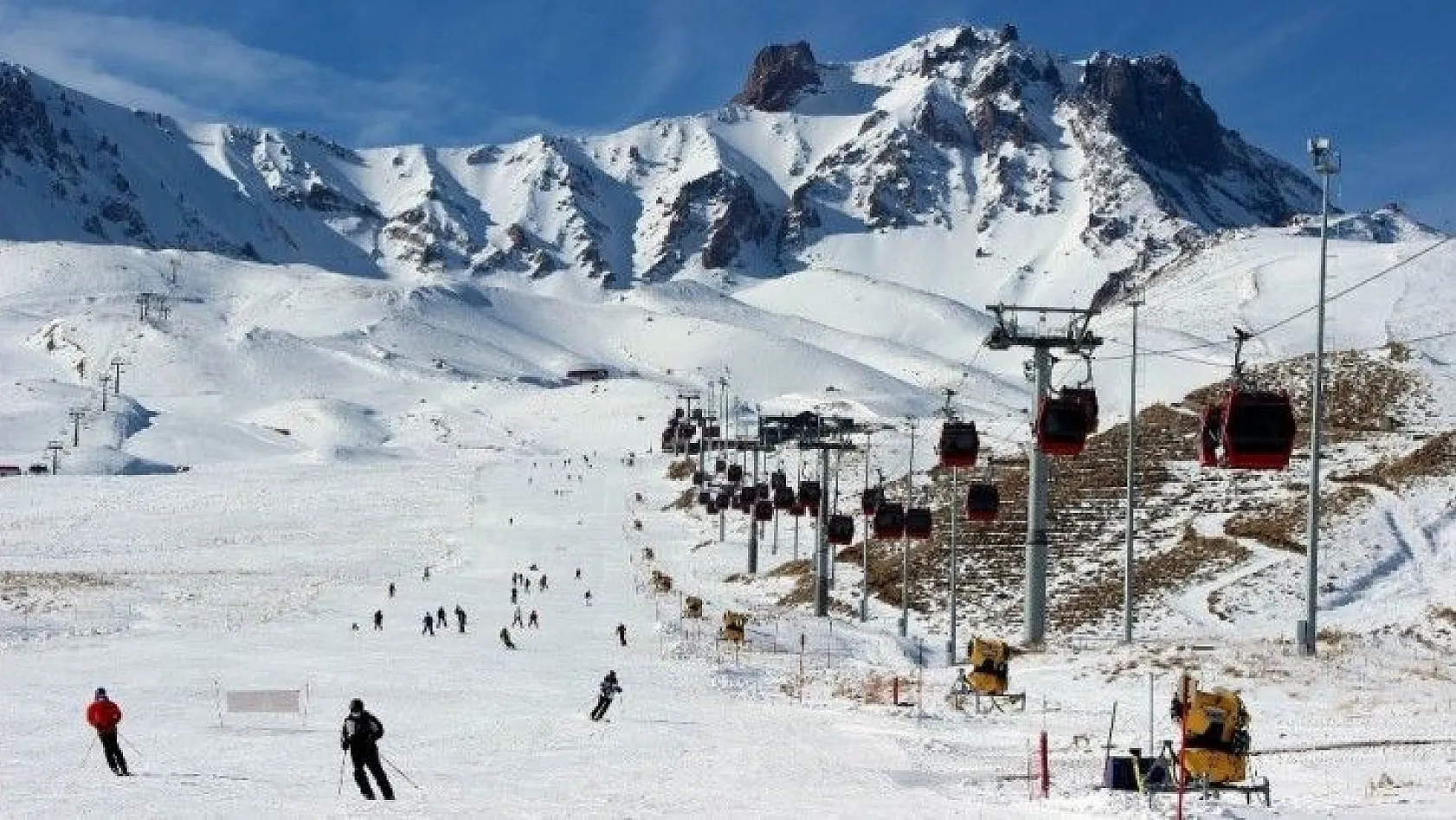 Yabancı turistler pandemi döneminde kayağın tadını Erciyes'te çıkarıyor