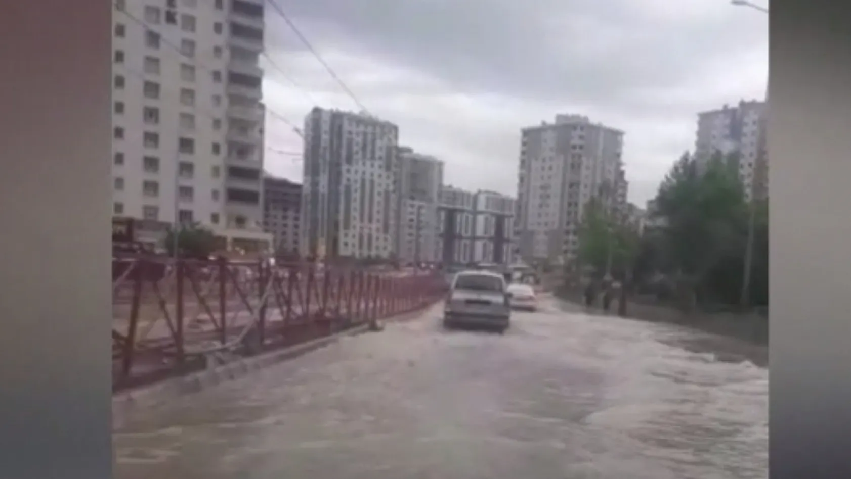 Yağmur yağdı Kayseri'de yollar göle döndü! Vatandaş: Arabanın boyunu yutacak!