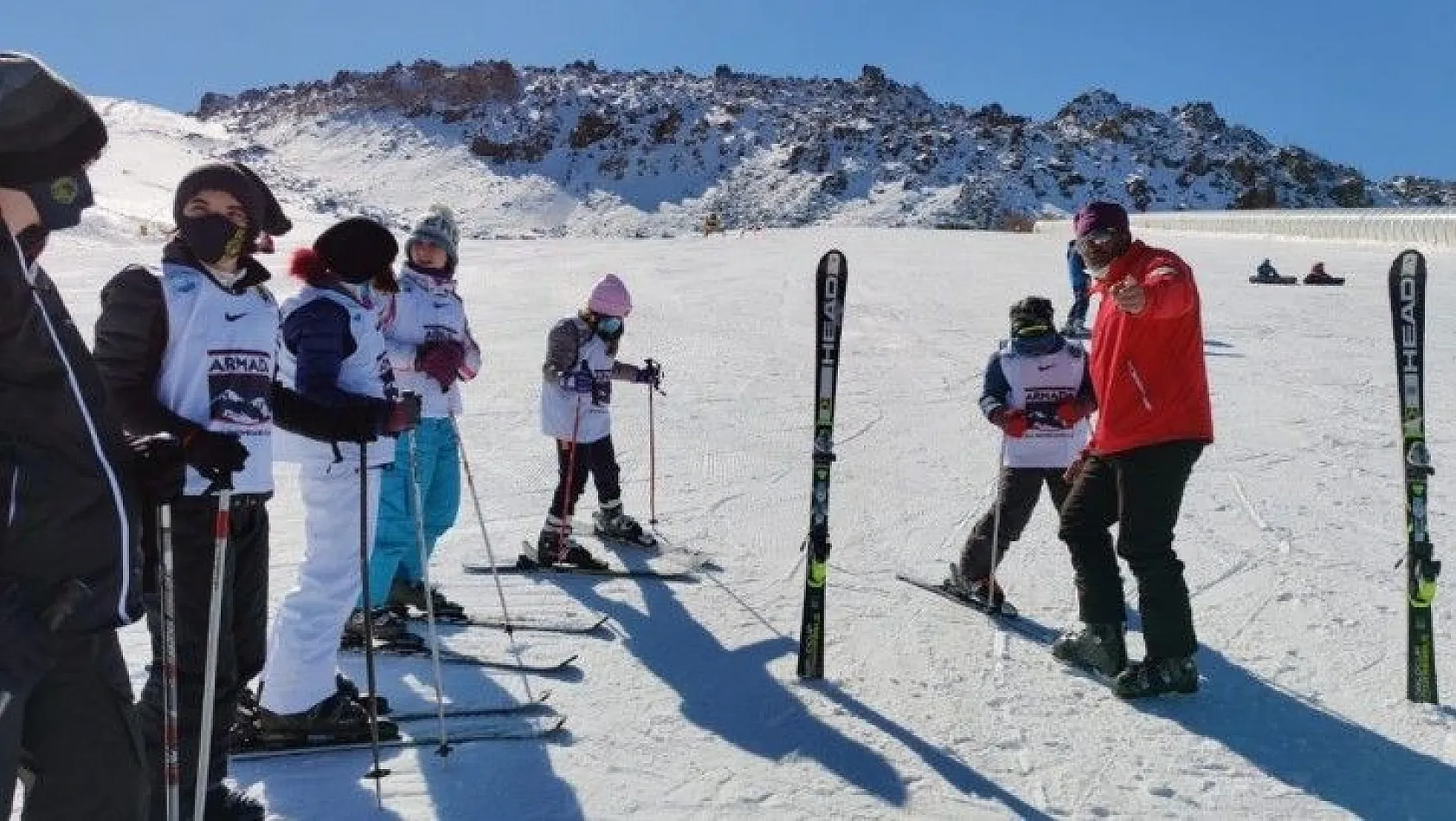 Çocuklar kayakla tanıştı