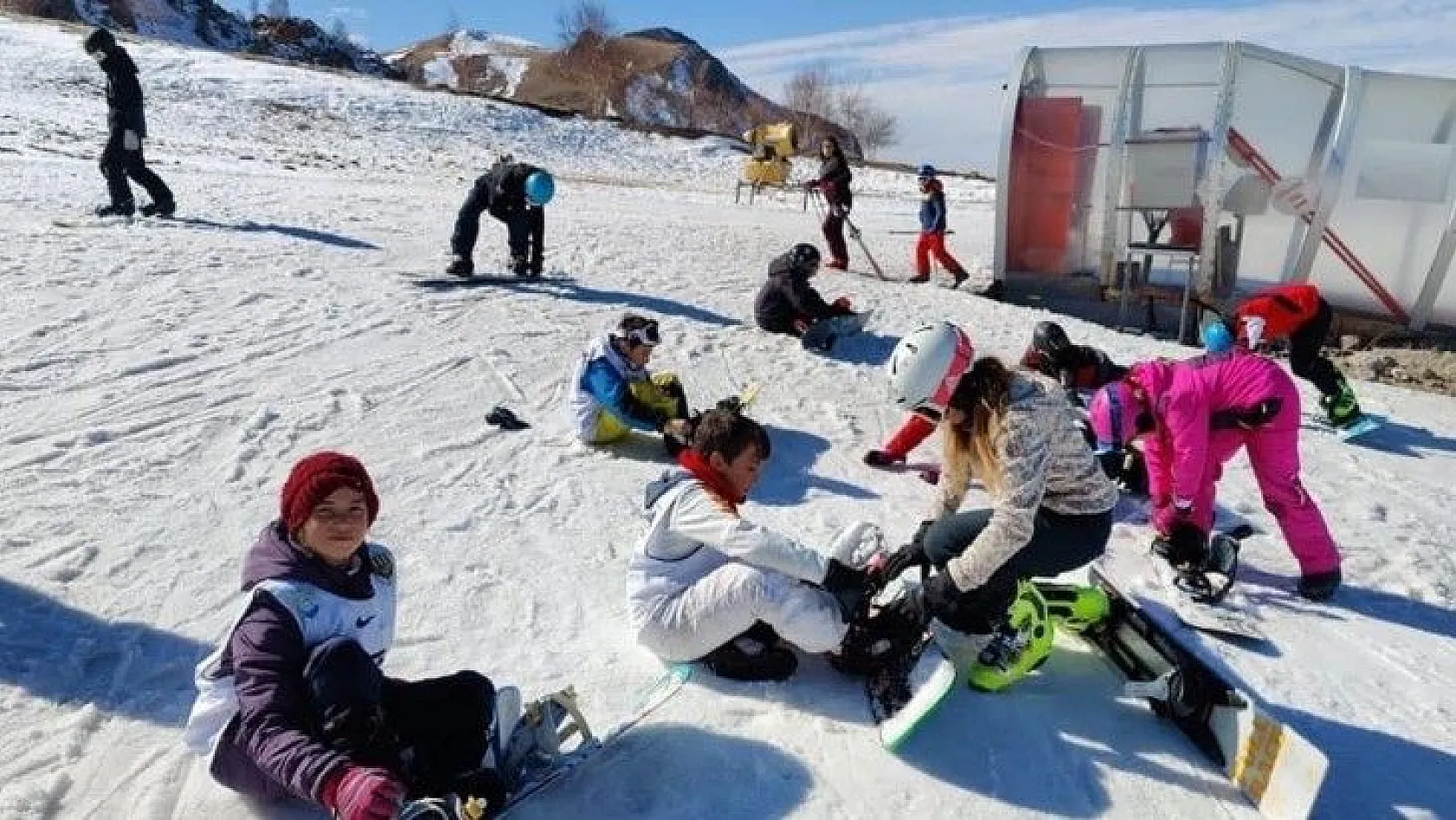 Çocuklar kayakla tanıştı