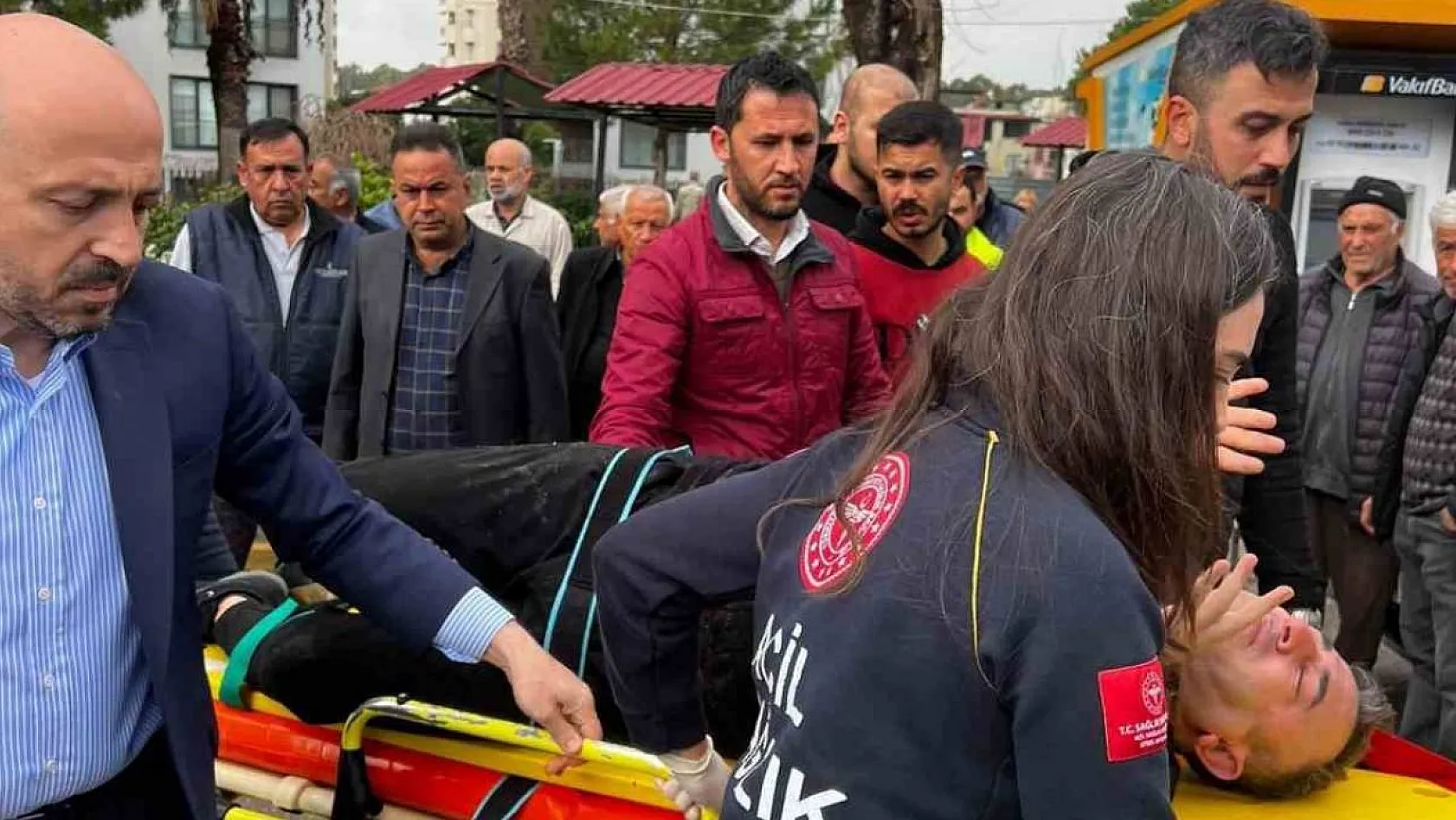 Adana'da trafik kazası - İlk müdahaleyi bakın kim yaptı?