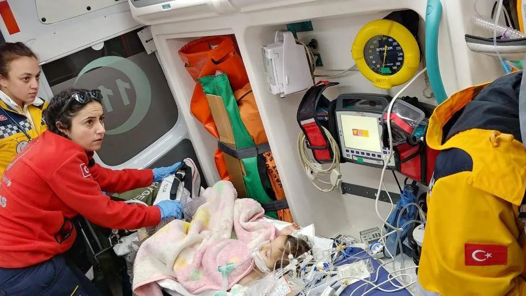 2 yaşındaki Evin, uçak ambulansla Silopi'den Kayseri'ye getirildi