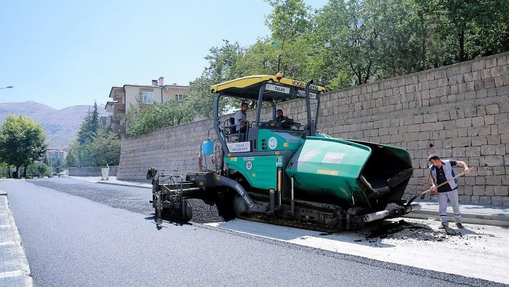Yenidoğan Mahallesinde asfalt çalışmaları hızla devam ediyor